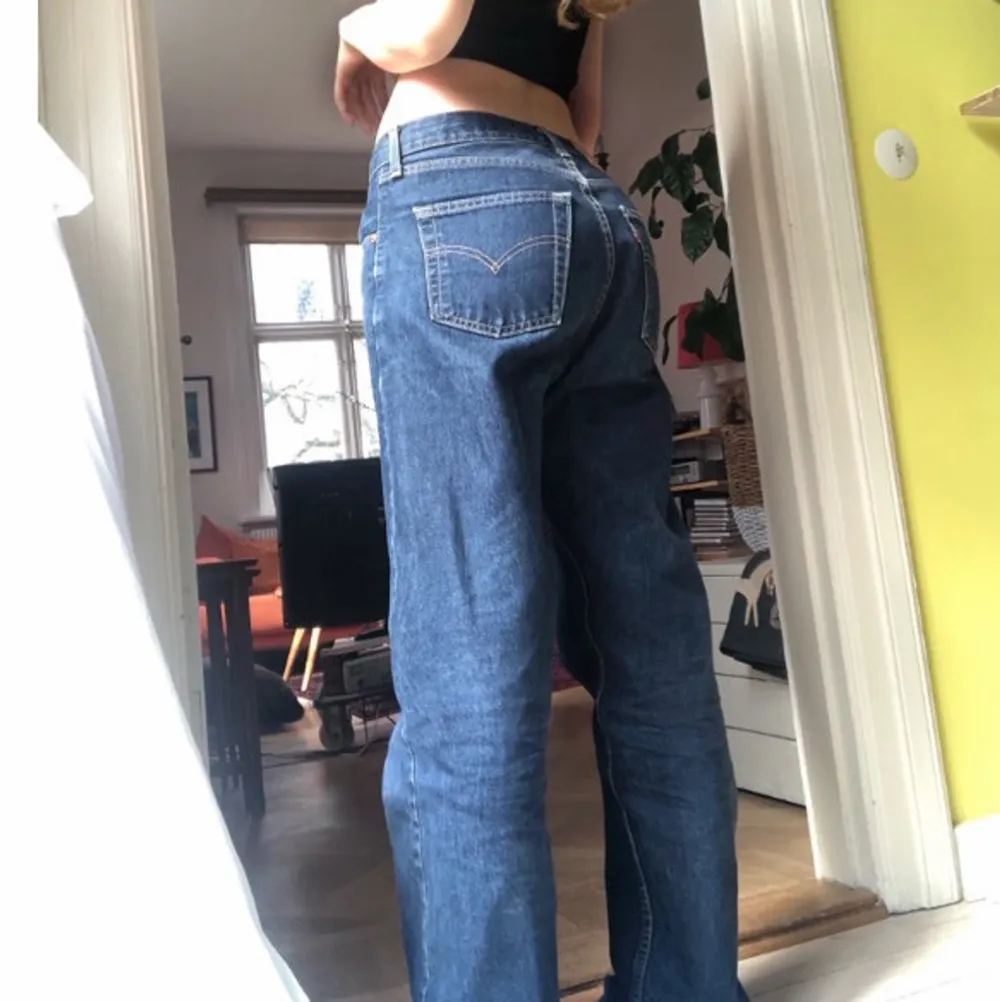 Säljer mina jättefina baggy vintage jeans från Levi’s. De är ganska stora så de sitter snyggt lågmidjat. Storleken beror lite på hur man vill att de ska sitta, men jag är 169 lång och har storlek 36 i jeans.. Jeans & Byxor.