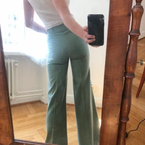 Ljusgröna oanvända 70 talsbyxor för långa tjejer! - Jag som är 168 är för kort (och för lat för att sy) och skulle gissa på att dom vill ha en ägare som är åtminstone 173+cm. Otroligt snygga dock och endast testade. Köpa på old touch som tar in helt nya (fast gamla) kläder från fabriksöverskott på 60-80 talet.