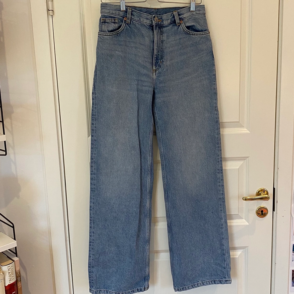 Ljusblåa jeans från Monki, modellen YOKO