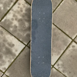 SKATEBOARD - En jätte bra skateboard som har bra hjul och bra kvalitet. Har bara andvändigt den ett par gånger så den är som ny. 