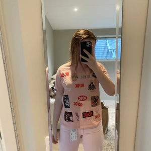 Rosa ACDC t-shirt  - En rosa ACDC t-shirt köpt i stockholm på pull&bear för något år sedan, aldrig använd! Original pris 180kr