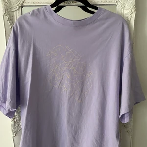 T-shirt med tryck  - En supersnygg oversized T-shirt från Monki i storlek XS, men passar S/M också! Den är i jättefint skick och knappt använd. Frakt 66kr (spårbar) , eller så kan jag mötas upp i Stockholm city!💓 Köp direkt för 150kr eller buda 