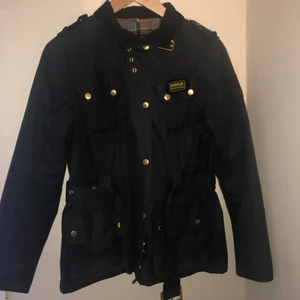 Barbour jacka  - En perfekt jacka för dig som älskar att känna sig lite  extra fin. Jackan köptes för cirka 5 år sedan och är i ett okej skick. Köparen ståt för frakten :) 