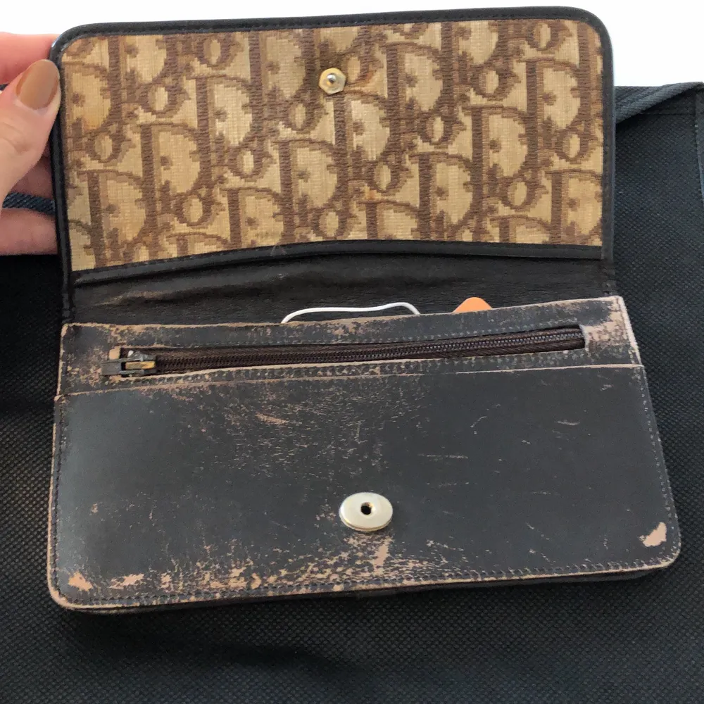 Dior monogram plånbok, köpt från vestiaire men aldrig använt den, köpte den på ”fair condition” på hemsidan.. Väskor.