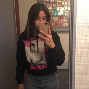 Shawn Mendes Hoodie  - Slutsåld Shawn mendes hoddie från hm i storleken S. Den är inköpt för några månader sedan och är i fint skick. Köparen står för frakten :)