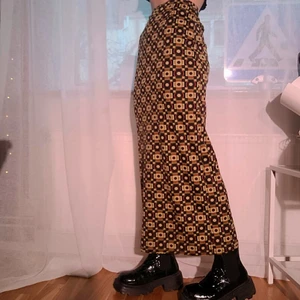 70tals kjol, vintage  - Superfin mönstrad kjol från 70talet.  passar mig som har small men skulle även säga att den passar en medium då den är stretchig. Perfekt med klumpiga skor