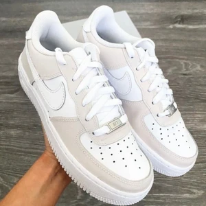 CUSTOMIZED NIKE AIR FORCE 1 - pga personliga anledningar var vi tyvärr tvungna att ta paus men är nu tillbaka & tar beställningar igen! 🤍 dessa milk & latte hittar ni på @thekidwithfries på instagram, där lägger ni beställning på valfri storlek, modell & färg! in på @thekidwithfries för att lägga din beställning idag! 🍟✨