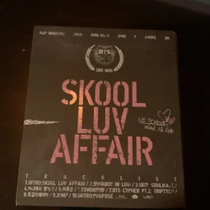 Skool luv affair Album - Säljer mitt skool luv affair album av bts allt innehåll finns kvar sen jag köpte den. Priset är inte hugget i sten 