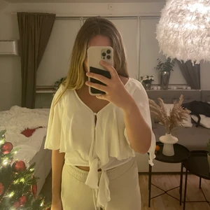 Blus - Topp med flowiga armar, storlek S. Köpt på Zara.