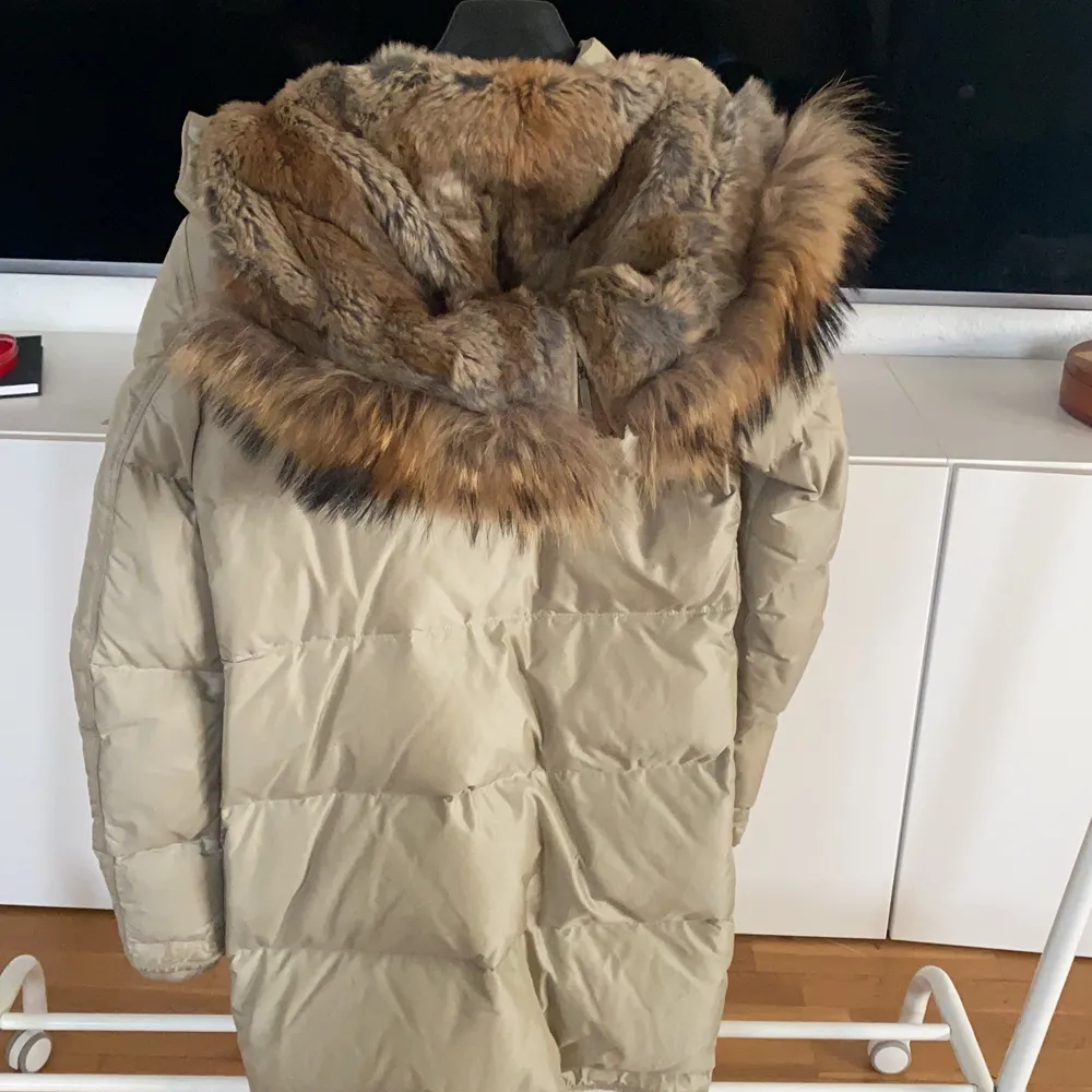 Den här jackan är använd 2 vintrar och har några få fläckar. Har inte testat att kemtvätta därav priset. Inga andra defekter. Inköpt på Jaber i Uppsala för 9900 kr . Jackor.