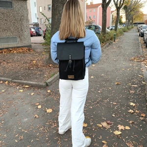 Ryggsäck från gastonluga  - Kollar intresse för min ryggsäck från gastonluga värde 1099kr, lätt snyggaste ryggsäcken jag sett enligt mig💙⚡️  Använd ett fåtal gånger då jag oftast inte har med mig så mycket. 500kr🦦