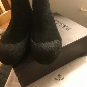 Ballykängor i nyskick stl 39 - Bally vinterkängor, använda 3-4 gånger och har mest legat i kartongen. Original, inköpta på NK. Nypris: 4000 kr.