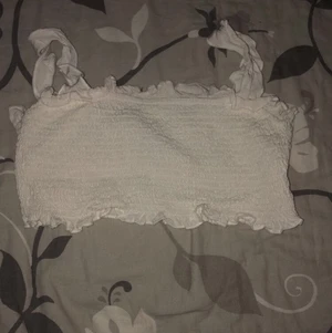 Vit topp - Här är en vit fin topp som tyvärr var för liten för mig runt brösten men skulle göra vilja ge den till nån som vill ha den.