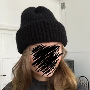 Svart mössa - Tjock svart mössa köpt på glitter förra året. Jättefin och trendig som passar till allt! Säljer för 80kr exkl frakt.💕