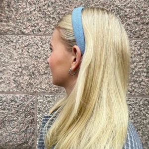 DIADEM - MIAMI - Diadem i färgen MIAMI. En supersnygg blåglittrig färg❄️ Kostar 139kr + 13kr frakt⚡️