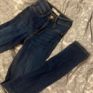 Gina tricot jeans - Säljer dessa jeans från Gina tricot i superfin mörkblå färg med fina sömmar som detaljer, storlek XS, säljer då dom är försmå så knappt använda, säljer för 50kr + frakt🥰