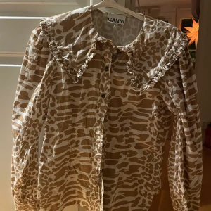Ganni blus - Säljer denna söta blus från ganni, storlek S. Köpt för cirka 2000kr 