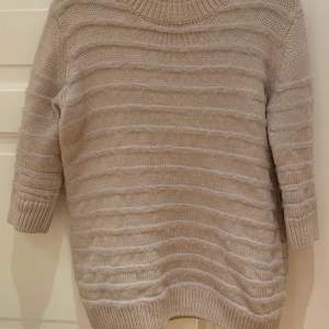 Sjukt snygg stickad tröja från Cos. Känns väldigt lyxig då den är ganska tjock. Perfekt både till sommar och vinter! Nypris runt 1200, den är i väldigt gott skick!💕💕