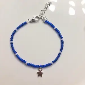 Ett jättefint blått och vitt armband med en silver stjärna i mitten. ⭐️ stjärnan och de vita pärlorna kan bytas ut mot guld. Du kan bestämma din längd själv och frakt ingår i priset!                                                                1 för 45                                                                                      2 för 70❤️✨🙌