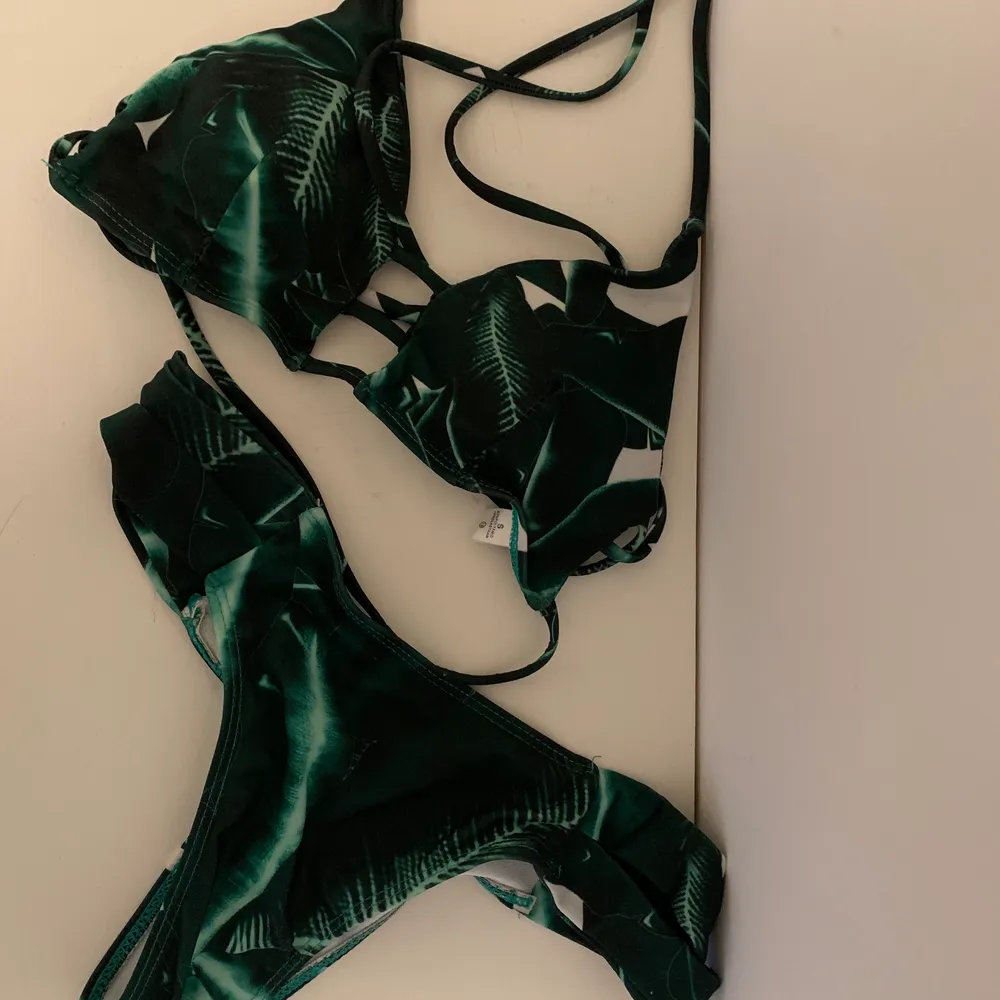 Grönmönstrad bikini från Zaful, stl S (liten i storleken). Se sista bilden för ”upplevd” färg. Använd 1 gång och självklart tvättad. . Övrigt.
