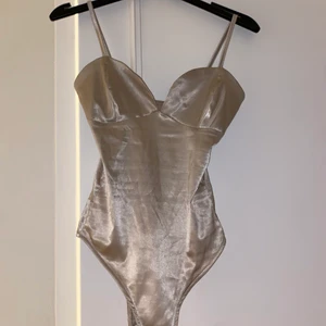 Festtopp - Svinsnygg topp perfekt till nyår eller till en fest. Sitter väldigt fint på❤️ använd max 3 ggr.