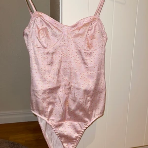 Body - Söt body från Zara!! Endast testad på annars aldrig använd🤗 storlek M (dragkedja på sidan) men passar även S! Priset är öppet för den som är intresserad 😍 skriv dm!! 