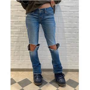 lågmidjade hollister jeans i bootcut 💞 Säljer endast vid bra bud