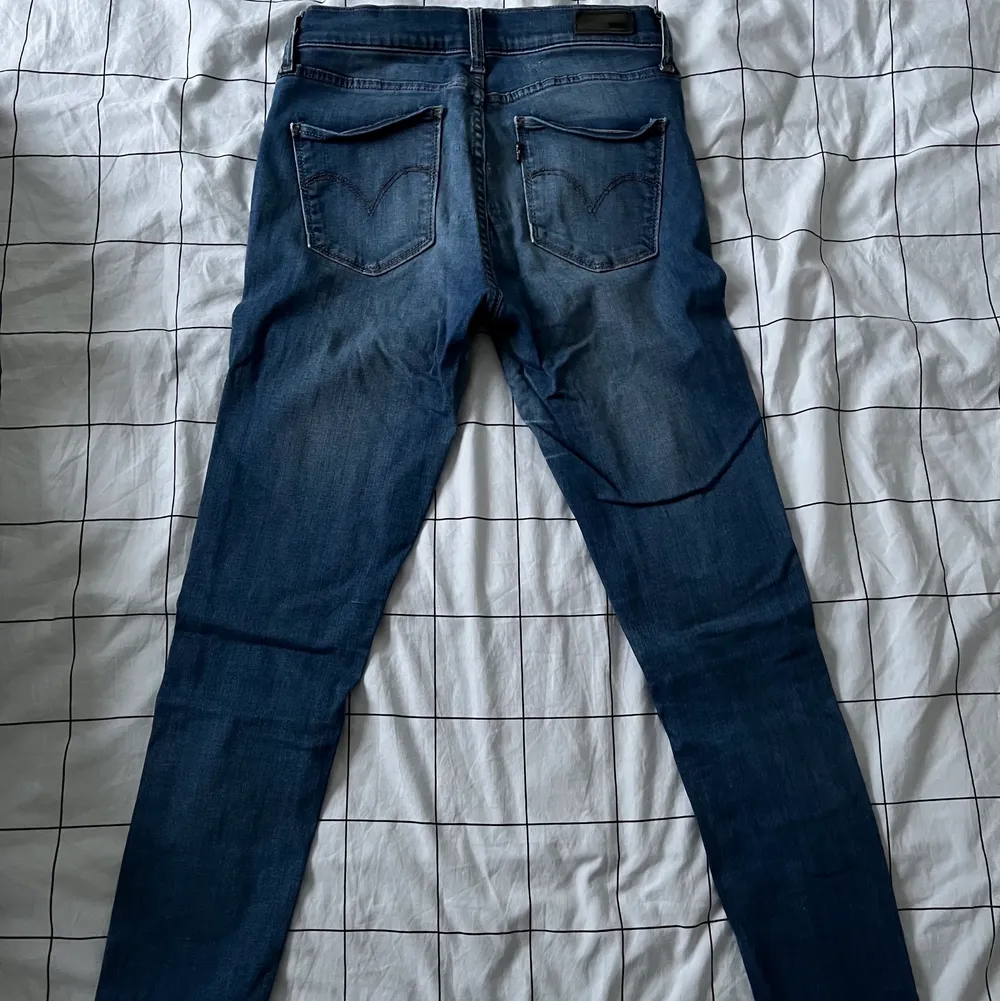 Skinny jeans från Levis . Jeans & Byxor.