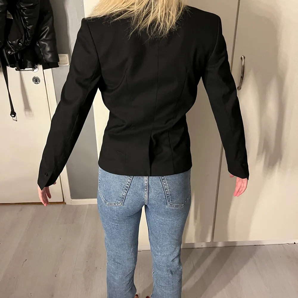 En kavaj som passar för alla outfits, älskar den men kommer inte till användning 💗. Övrigt.