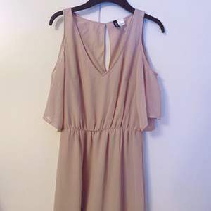 Jätte fin beige-rosa klänning, som jag tycker är lite för stor på mig (jag är storlek S). Aldrig använd, endast provad.💕