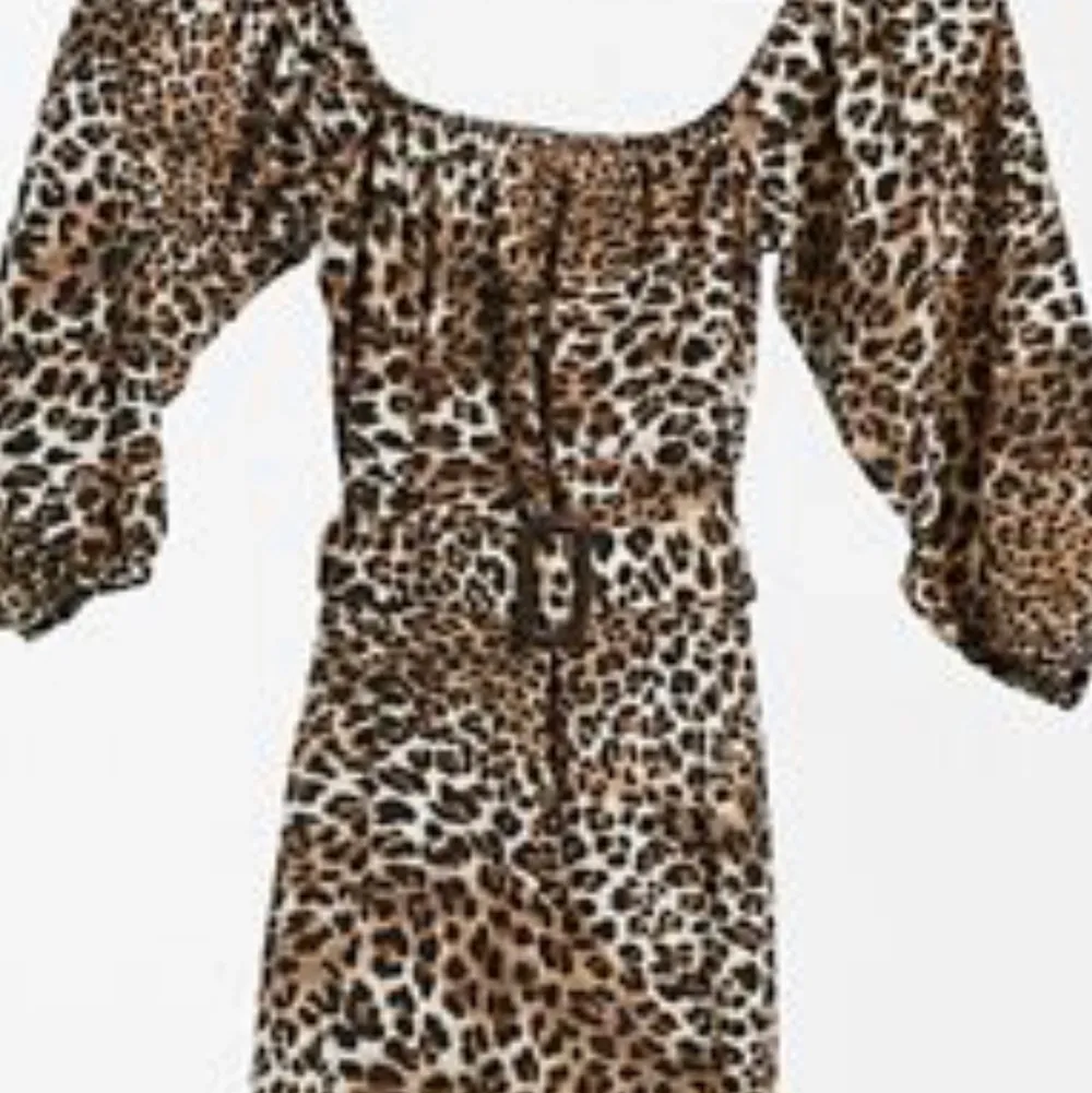 Superfin leopard klänning, ordinarie pris 518 men säljs för 200kr (priset går att diskutera vid snabb affär)  använd endast en gång . Klänningar.
