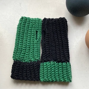 Handledsvärmare  - Snygga virkade handledsvärmare i färgerna grön och svart💚🖤  passar perfekt nu när det börjar bli lite kallare! Frakten tillkommer på 12kr📦