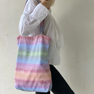 Rainbow daydream  - Fin färgglad tygkasse som är perfekt julklapp men också att ha i skolan 