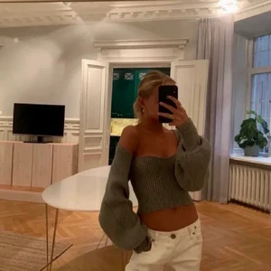 Kofta/ärmar Zara - Säljer min gröna korta kofta från Zara, populär och slutsåld! Storlek M men passar S också.  Budgivning om många är intresserade 💟