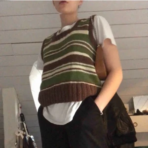 Väst - Skitsnygg väst som jag inte använder. En varm väst med jättefina färger som passar perfekt nu till vintern. Köparen står för frakt. Skriv för frågor💕