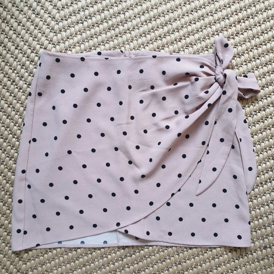 Fin kort polkadot kjol - 90