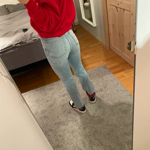 Jeans - Supersköna jeans från BikBok i storlek 24, passar mig som har storlek xs-s. Säljer för 300kr inklusive frakt!