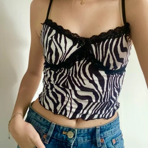 Zebra top!  - Säljer min zebra topp från shein! Aldrig använd. Storlek S/36🤍🖤🖤 30+ frakt 
