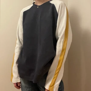 Långärmad tröja💙🤍💛 - En flerfärgad vintage tröja. Köpt second hand men har ej kommit till användning. Supermysig nu till vintern!