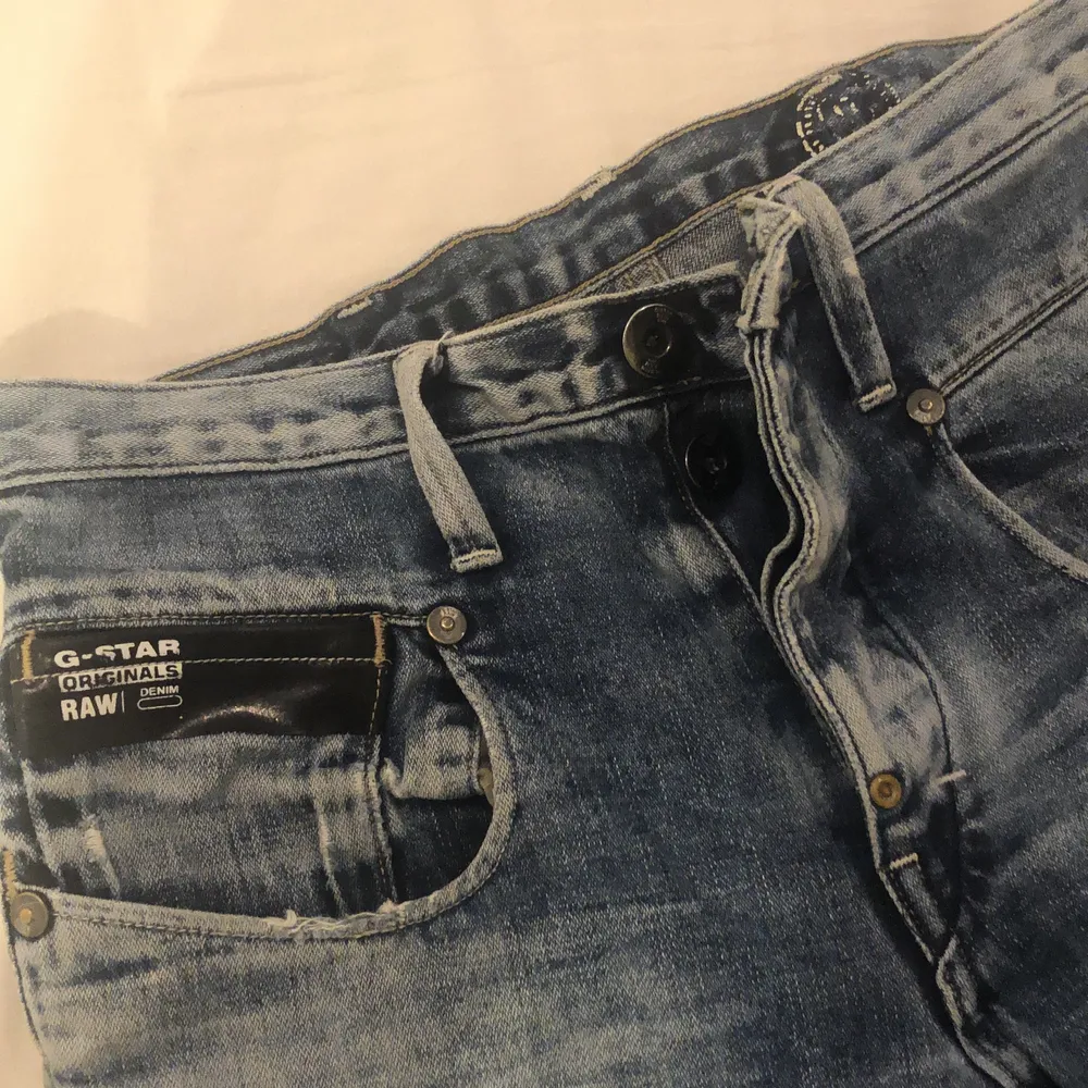 Ett par riktigt fina vintage G-Star Jeans från tidigt 2000-tal. Säljes inte längre överhuvudtaget och har många fina detaljer som dagens RAW-jeans ej har. Kvinnomodell från början - men jag rev upp knäna och kunde använda dem utan problem som kille. 😄. Jeans & Byxor.