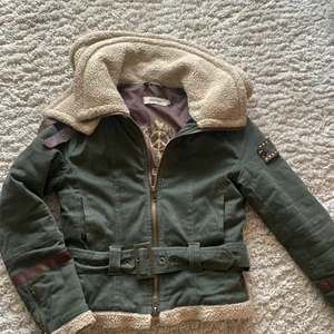 Mos Mosh Jacka - Varm, fin jacka från Mos Mosh med avtagbar teddykrage. Skickat gärna fler bilder om så önskas! 