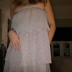 Glitterklänning - Superfin glitterklänning som egentligen är en kjol, passar superbra på mig som är 165cm! Perfekt för nyår💞 storlek XS men passar mig som normalt är S. Buda eller köp direkt för 150!!
