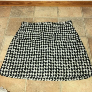 Kjol  - Kort kjol som är liten i storlek, använd endast 1 gång. Passar S/M