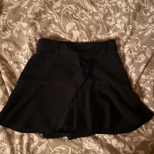 Svart skort från Zara - Säljer denna svarta skort från Zara då den aldrig kommer till användning. Kan mötas upp i Stockholm eller skicka. Köparen står för frakten 💗