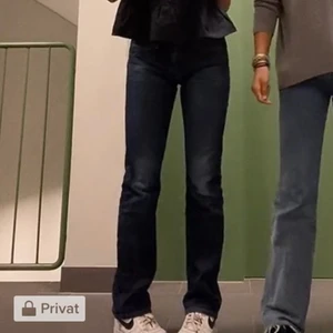 lågmidjade - nu säljer jag mina finaste lågmidjade jeans som jag verkligen älskar men har slutat använda mina då dem blivit lite små, därför vill jag ge dem till någon som använder dem mer än vad jag gör. Om du är intresserad kontakta mig om har fråger!💕👩🏼‍🎤👩‍❤️‍💋‍👨💋💄👙