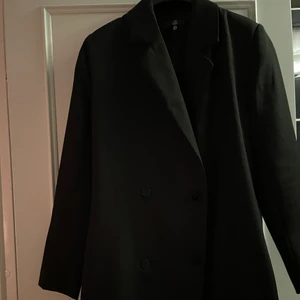 Missguided, ginatricot & Bikbok  - Svart kavajklänning från missguided storlek 8 - EU38. - använd en gång. (150 kr)  Svart top från ginatricot storlek M - sparsamt använt (50 kr) vit topp från Bikbok storlek M - använd en gång (50kr)