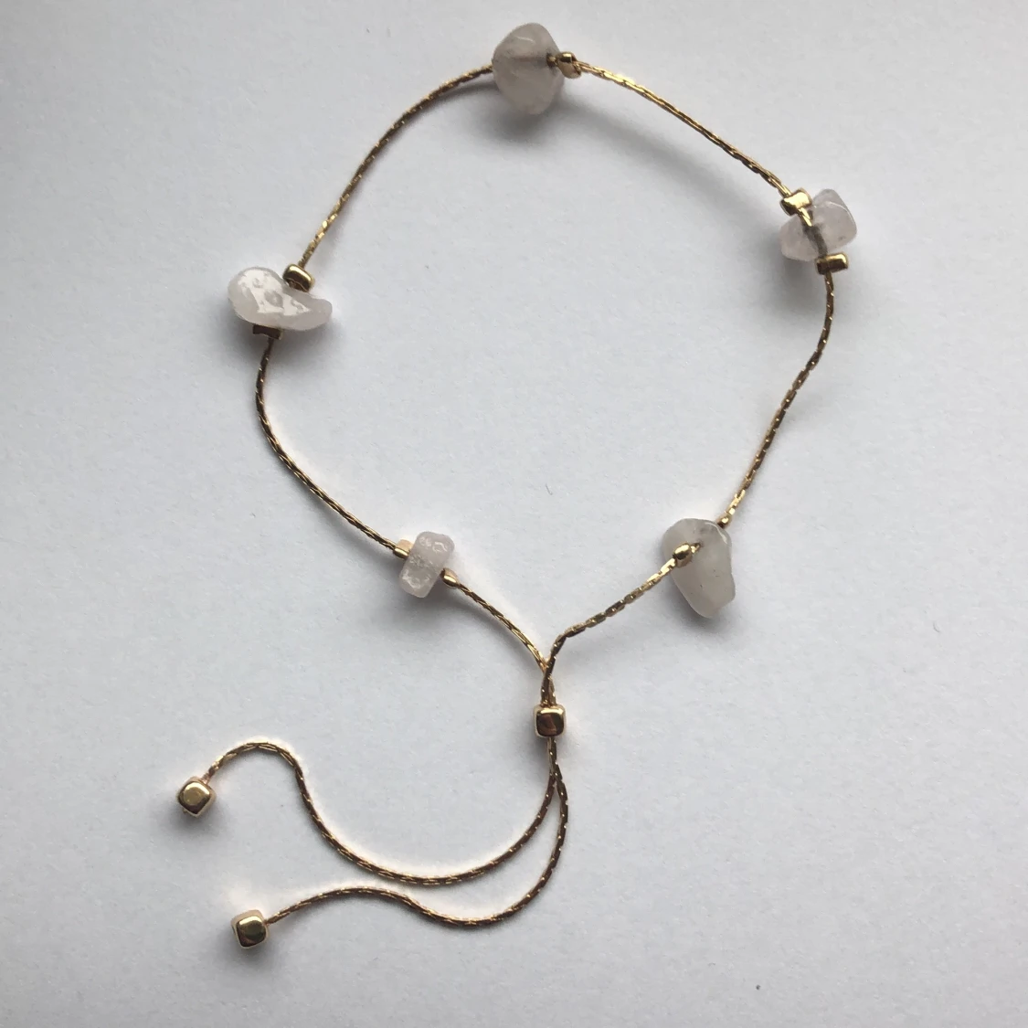 Guldigt rosenkvarts armband