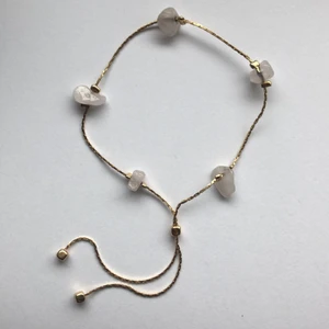 Guldigt rosenkvarts armband - Ett fint och nästan helt oanvänt rosenkvarts armband. Det går att välja storlek på armbandet så det passar alla. Rosenkvarts är kärlekens sten. 