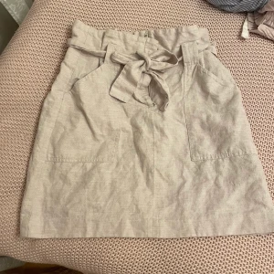 Beige kjol - Fin beige linnekjol med knytband 