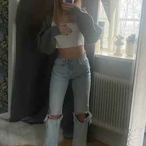 Jeans  - Säljer dessa 90’s jeans från Gina💞 de är använda men fortfarande fint skick! Strorek 32 men tror de skulle passa 34 med! Köpta för 599 har jag för mig
